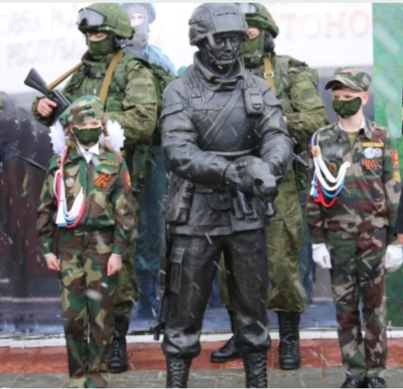 Памятник "вежливым людям".