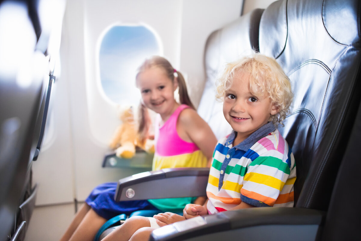 Куда лететь с ребенком. Самолет для детей. Детские фотосессии с самолетом. Путешествие на самолете для детей. Группа детей в самолете.