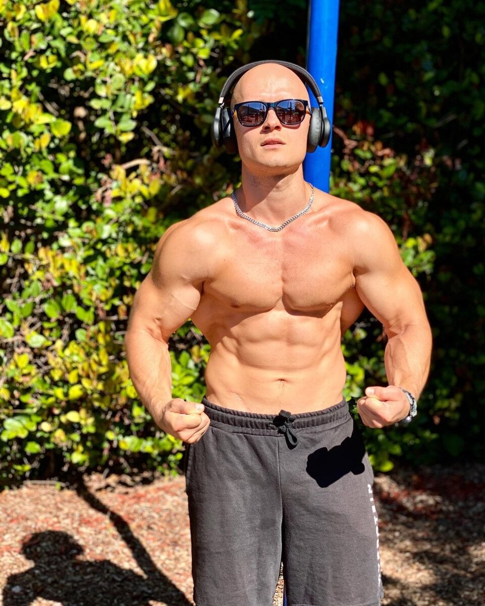 Денис Гавриков - рекордсмен Гиннесса по отжиманиям на брусьях за 1 минуту с весом 45 кг и по выходам на две руки на турнике с ограничительной лентой