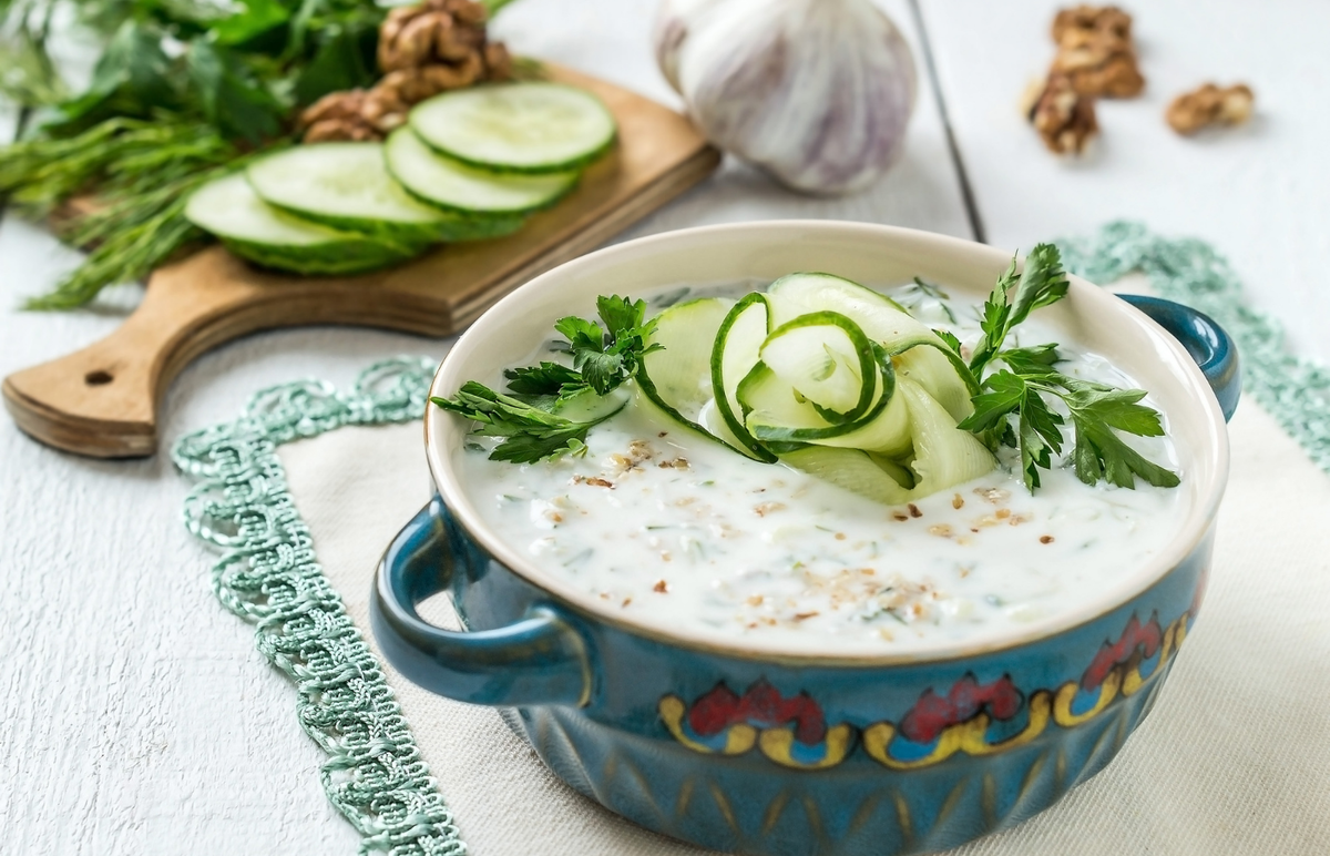 Таратор суп. Холодный суп таратор. Таратор болгарский. Холодный суп таратор. Болгарский суп таратор.