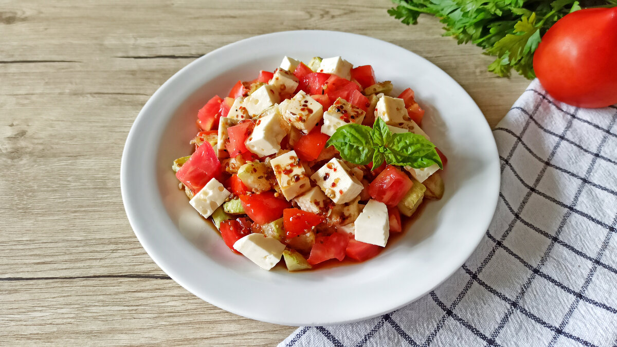 Теплый салат из кабачков, помидоров и брынзы: готовим вкусное и простое  летнее блюдо из сезонных овощей | Еда на каждый день | Дзен