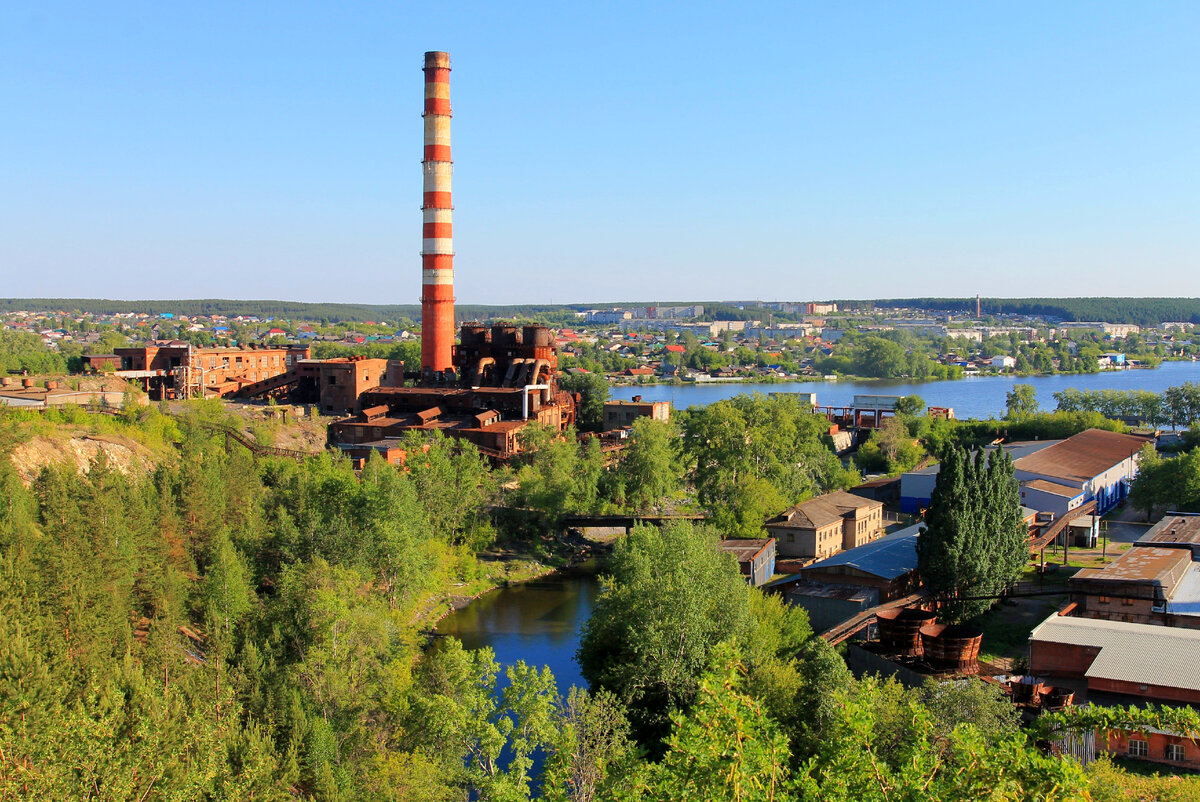 Панорама Режевского завода в наши дни. К сожалению, ныне это огромное предприятие закрыто и постепенно распиливается на металл