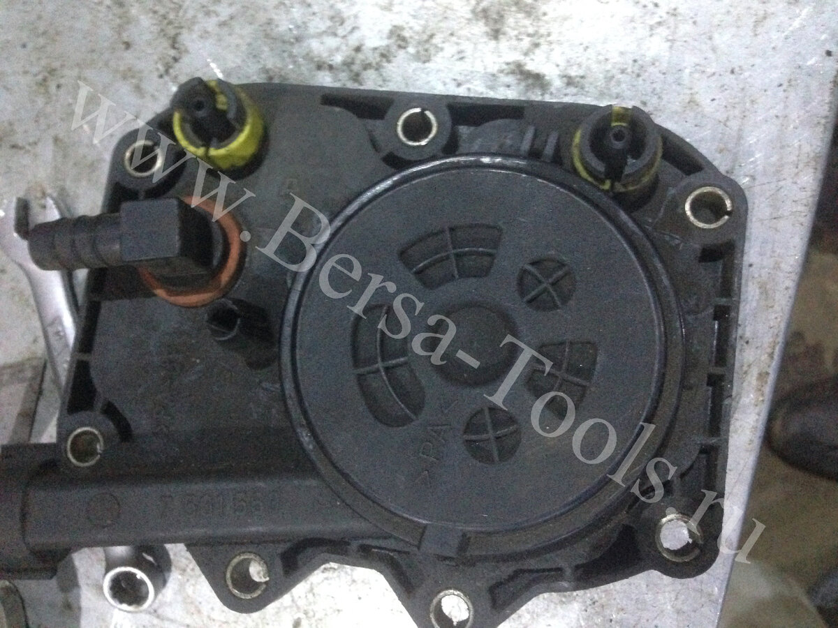 То слегка нагреваем крышку феном и двумя отвертками отгибаем усики крышки и снимаем ее.