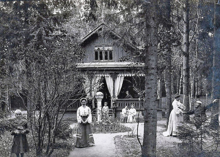 фото из открытых источников/на даче купца Г.Г. Смирнова зеркальный шар по центру клумбы