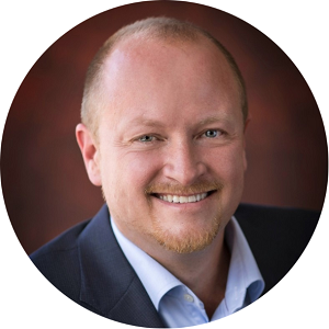 Ian Storey, лицензированный инженер, президент компании I.B. Storey, являющейся официальным инженером-консультантом Национальной Хоккейной Лиги.