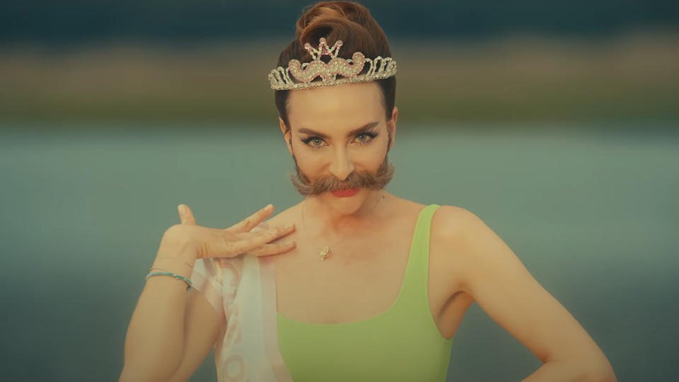  Екатерина Варнава на съемках клипа Little Big "My moustaches"