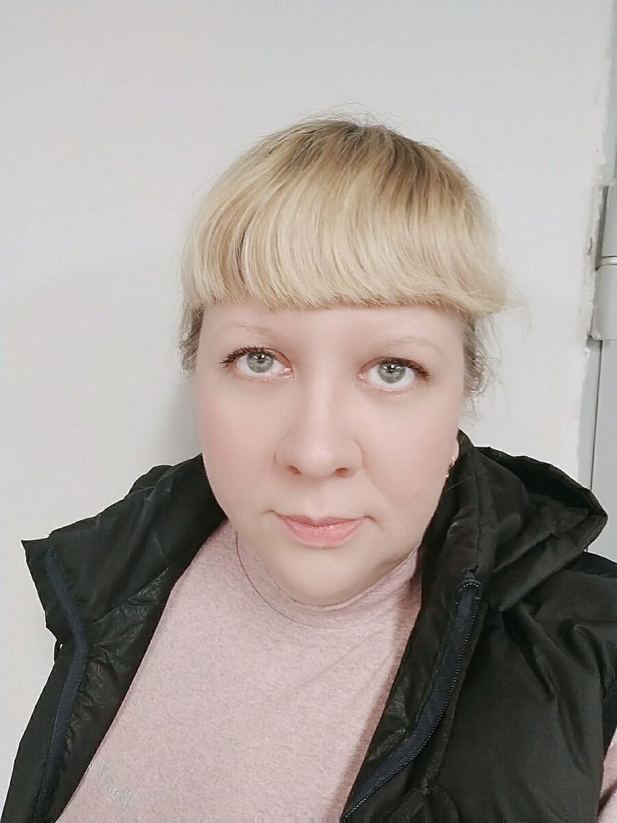 На работе прохладно, отопления нет, стараемся одеться теплее.