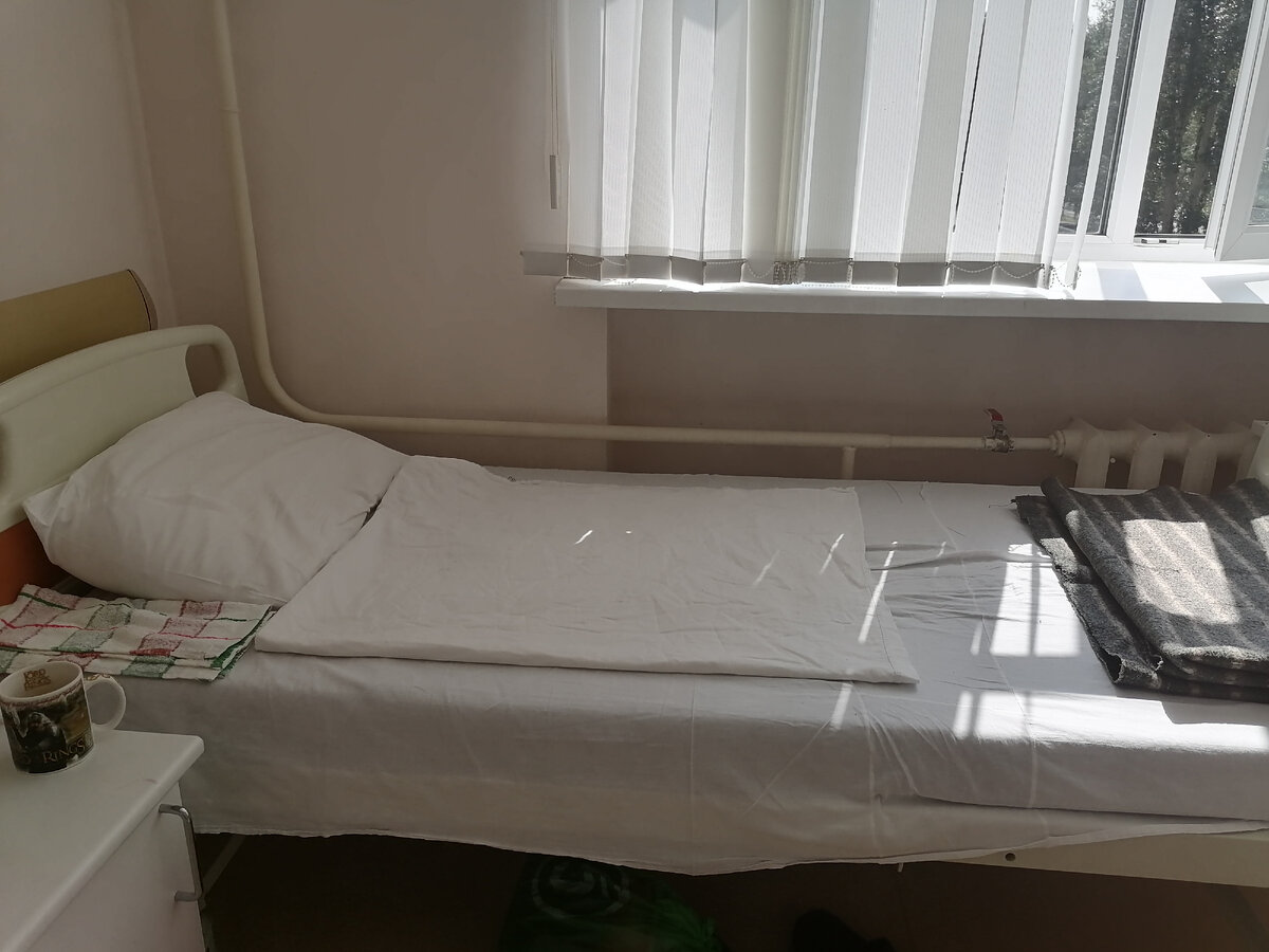 Хемингуэй писал в таверне. Герой Жана Поля-Сартра "Тошнота" Антуан Рокантен тоже пишет в гаврской забегаловке. Кто сказал, что больницы - хуже?
