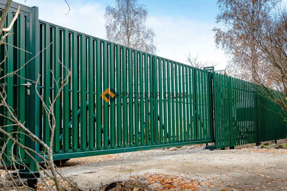 Откатные ворота и забор из металлического штакетника от компании Русская Свая