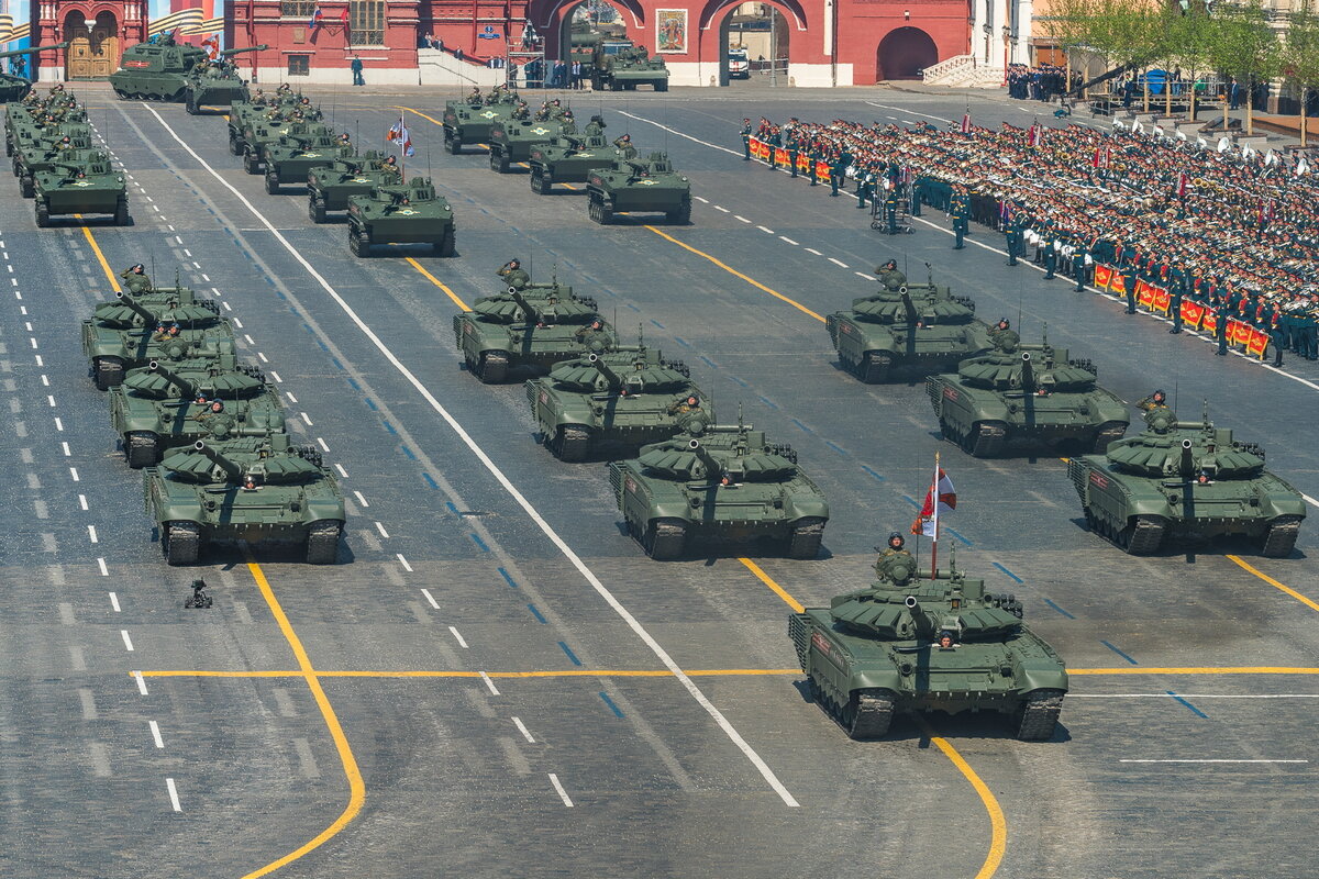 Танки много. Парад военной техники. Военная техника на параде. Парад Победы техника. Танковый парад.