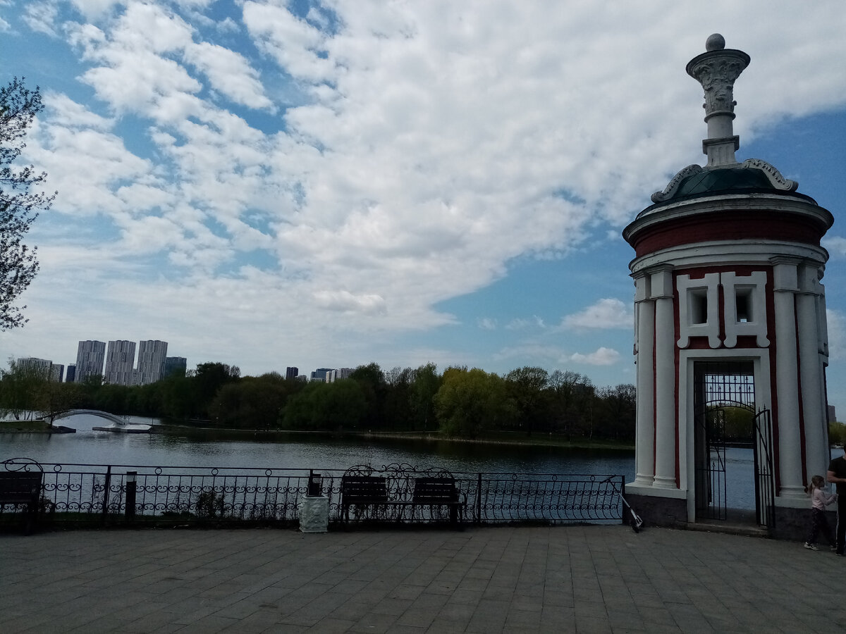 Ротонда и вид на Большой Головинский пруд
