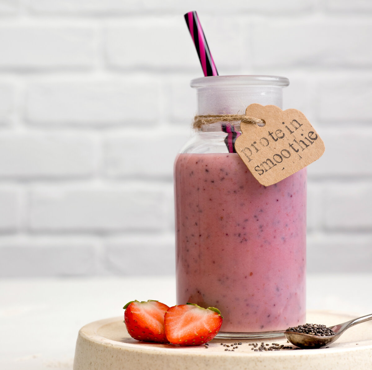 Клубничный смузи для похудения с добавлением протеина и семян чиа