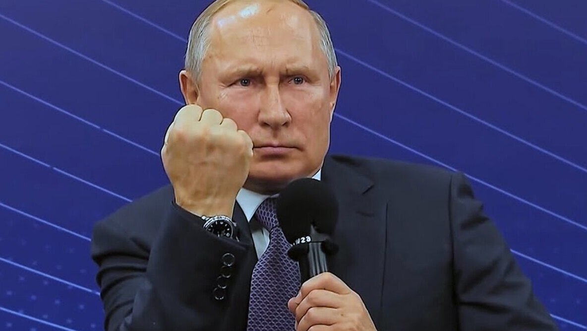 Путин Владимир Владимирович показывает кулак