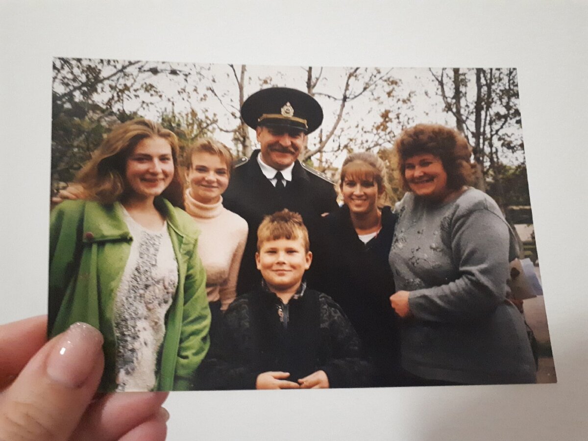 Я (в зеленой пайте) и моя семья. 11 класс. Ж/Д вокзал. Провожаем Стейси (между мамой и папой) домой в Америку.