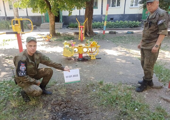ВОЗЛЕ ЭТОЙ ДЕТСКОЙ ПЛОЩАДКИ ПОГИБЛИ ТРОЕ ДЕТЕЙ. ФОТО ФИКСАЦИИ ОБСТРЕЛОВ: СЦКК ДНР.
