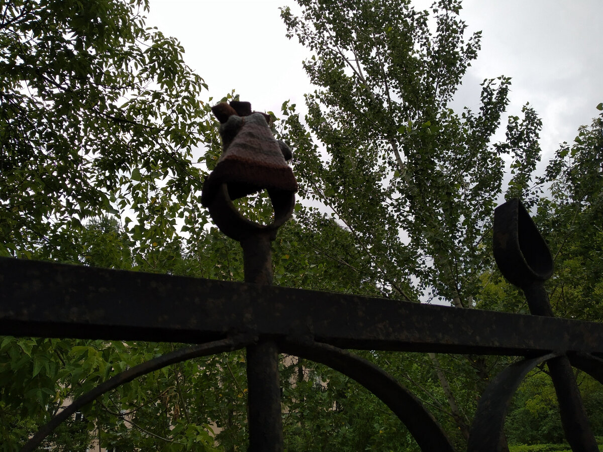 перчатка. в те дни её не было, а сейчас висит. как напоминание: зима близко))