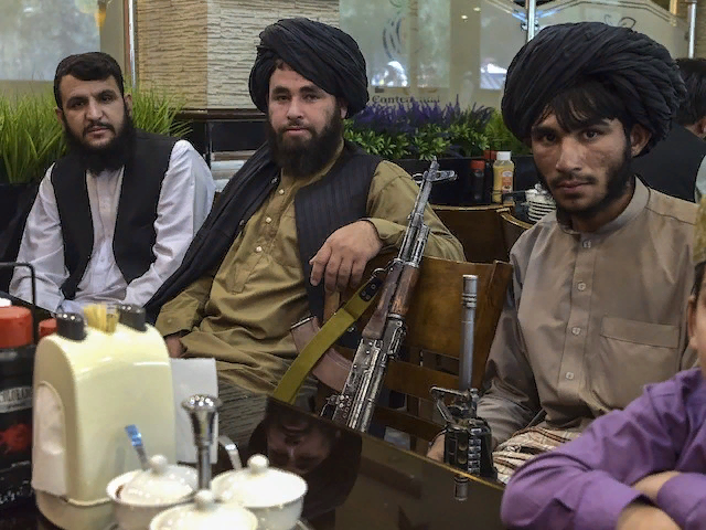 Члены "Талибан" в ресторане Кабула.