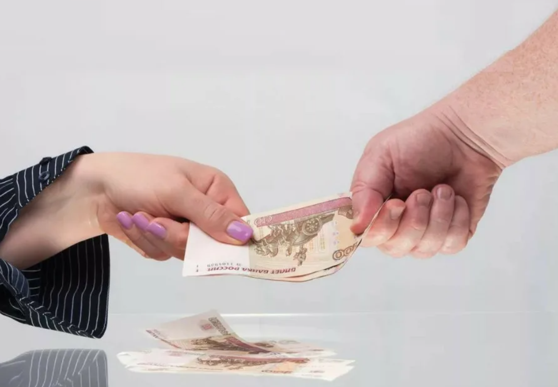 Возврат наличных. Возврат некачественного товара. Человек передает деньги. Возврат денег. Вернуть деньги.