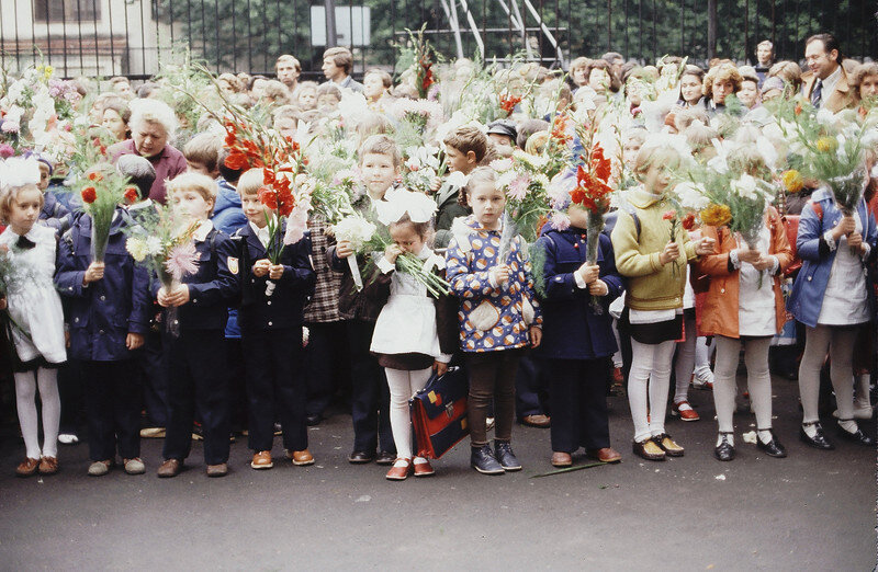 Первое сентября в советской школе. Школа ссср. Советские школьники 1 сентября. Ссср москва школа 1219. Трое первоклассниц.