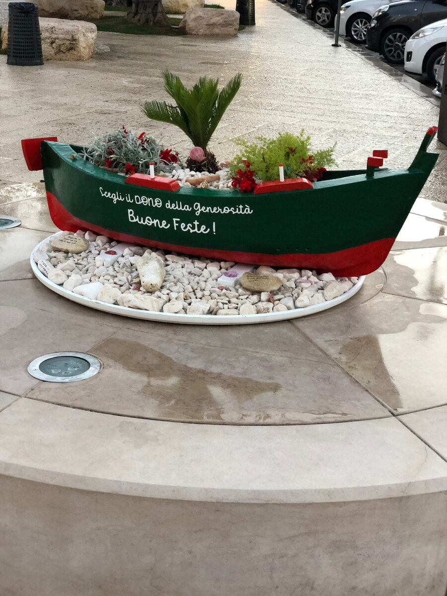 Такая композиция стоит напротив Пескарии