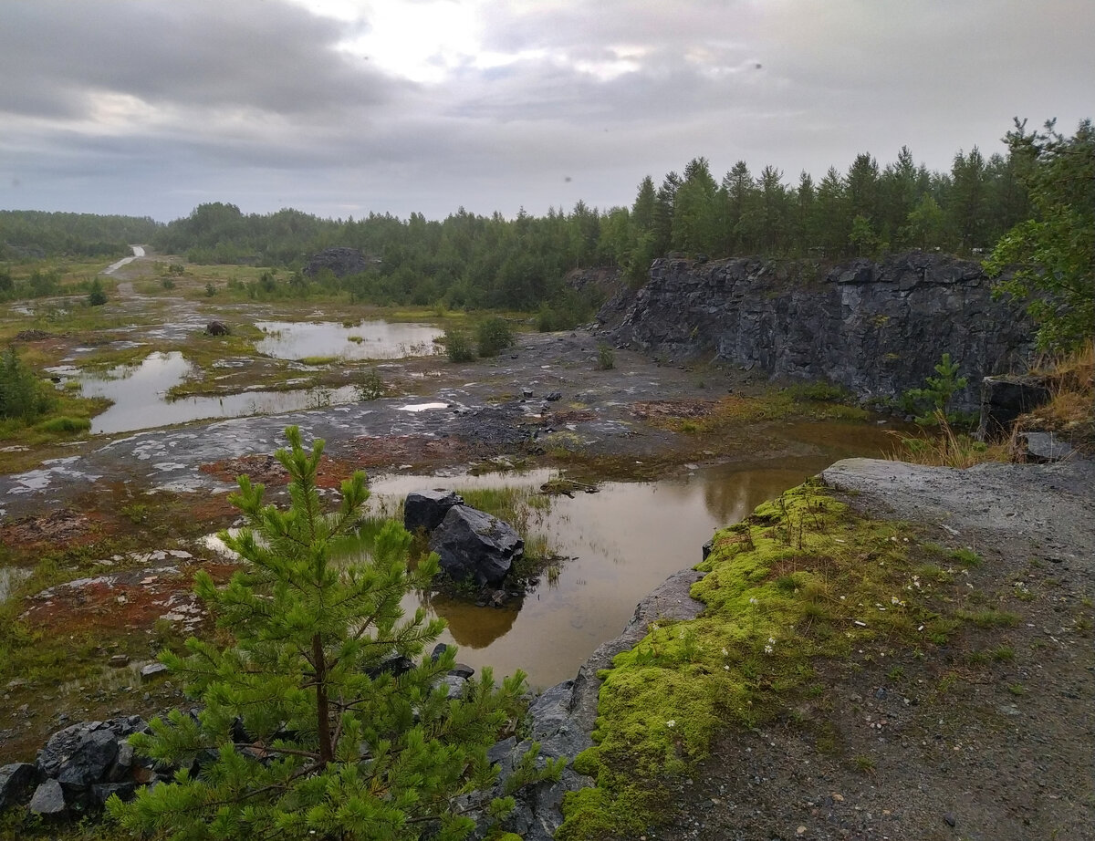 На краю этого живописного обрыва нам посчастливилось ночевать. Правда, красотой мы наслаждались недолго, комаров там было немерено.
