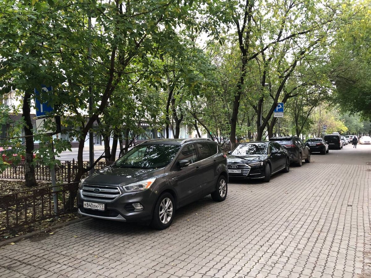 парковка вдоль библиотеки