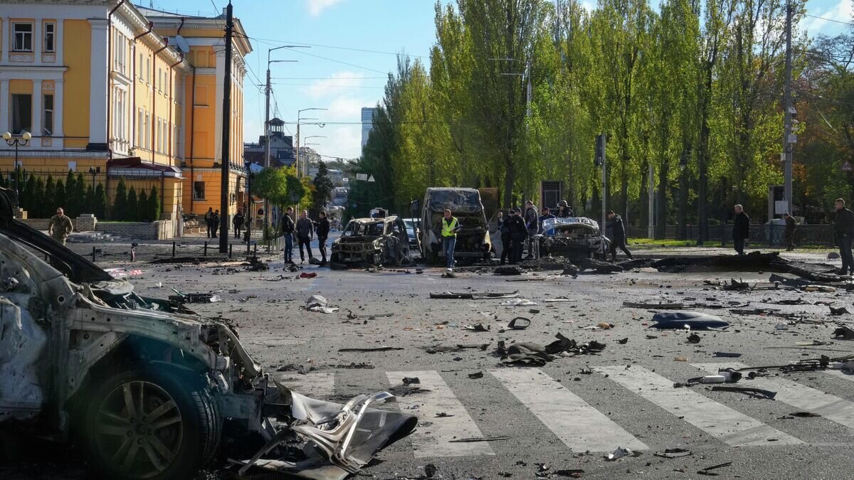 Удар украины по москве. Последствия взрывов в Киеве. Возле здания.