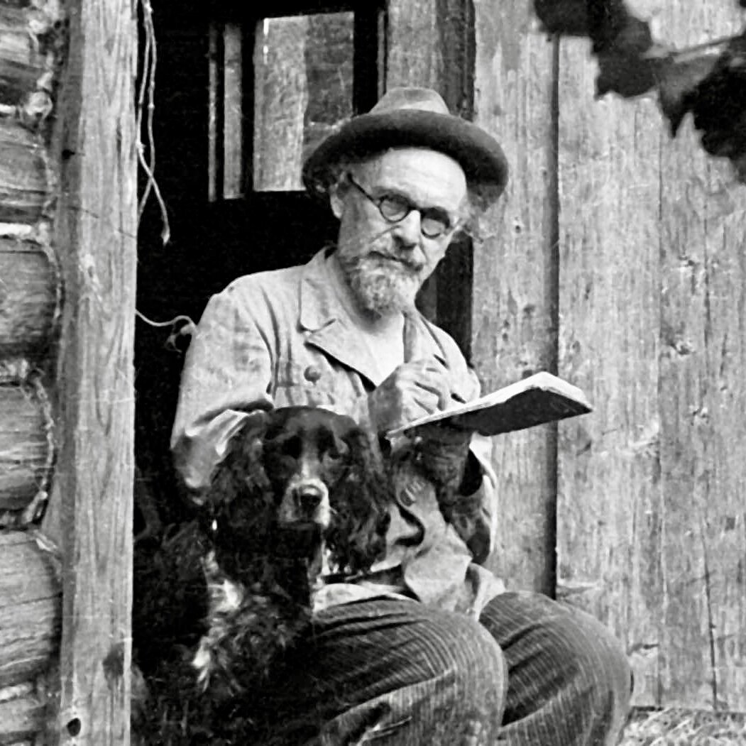 Михаил Пришвин с собакой и записной книжкой (фото liveinternet.ru) 