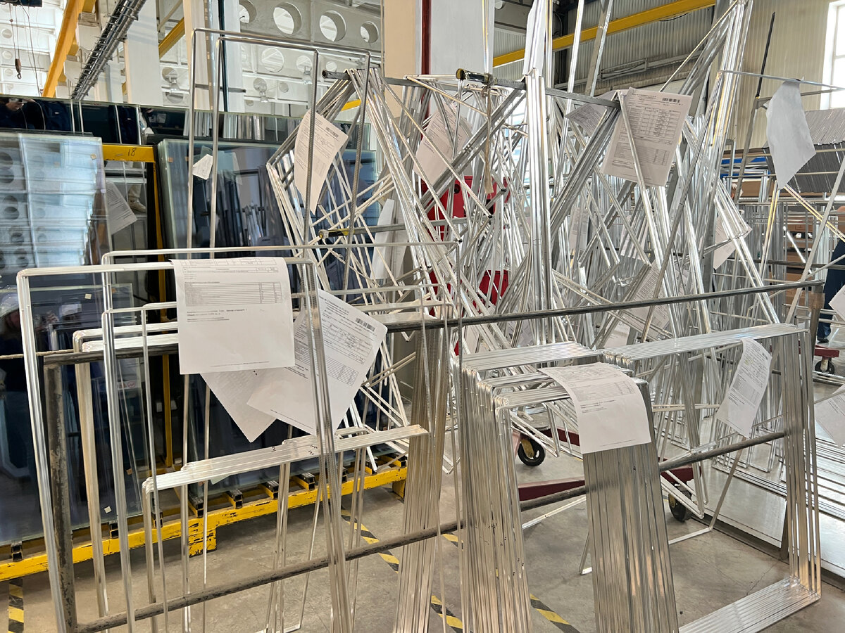 две фабрики выпускают стекла 25 75