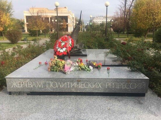     В Астрахани провели памятный митинг, посвященный жертвам политических репрессий / Пресс-служба администрации Астрахани