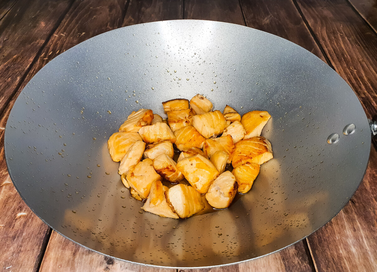 Обжариваем рыбу 