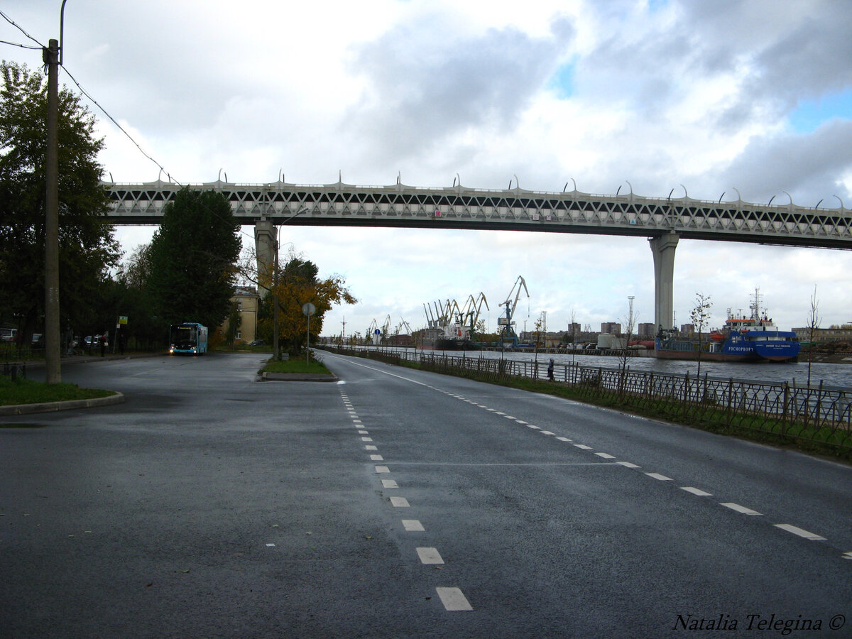 Разворотное кольцо на конечной приходящих на Канонерку автобусов.