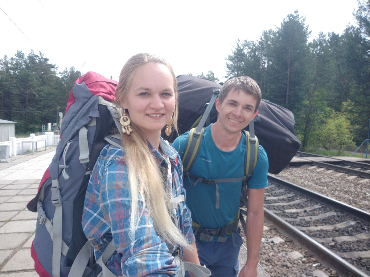 Сплав, огромная надувная лодка за спиной у Влада