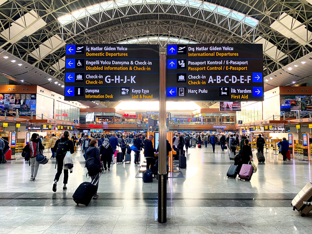 Зона регистрации в аэропорту Сабиха 