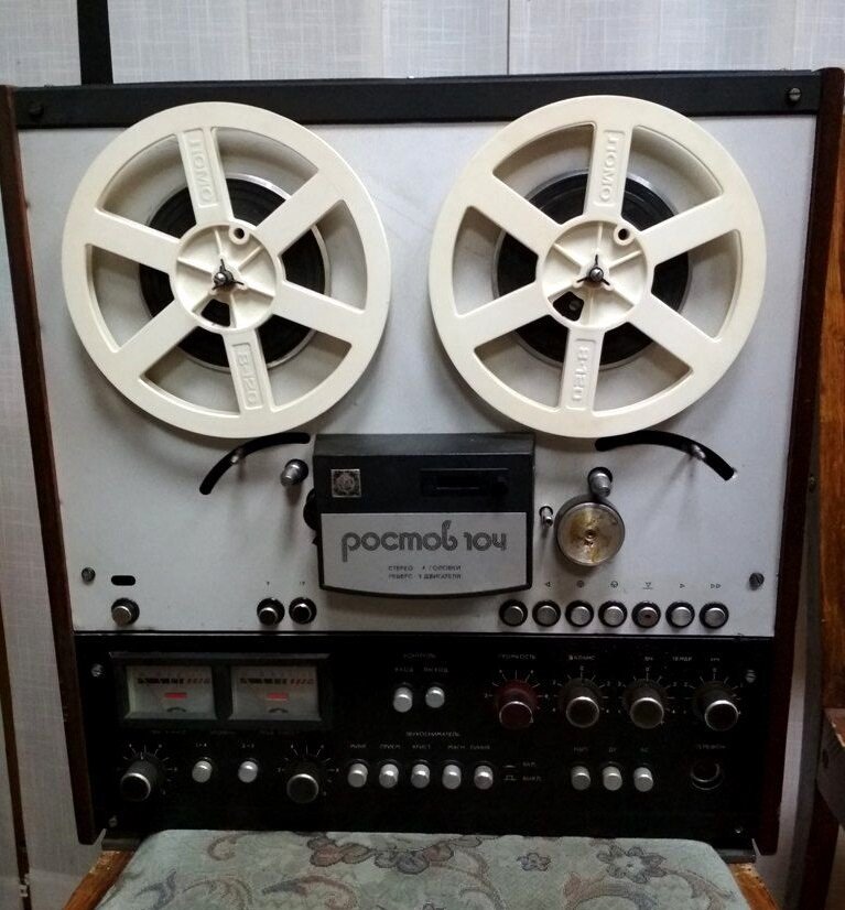 Катушечный магнитофон Ростов-104-Стерео. Вид спереди 