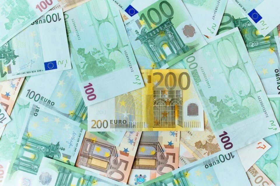     39-летний пассажир автобуса пытался вывезти из Беларуси в Польшу 20 тысяч евро и 13 тысяч долларов. Фото: freepik.com