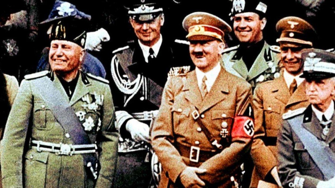 Бенито Муссолини и Адольф Гитлер   —   источник: 2wars.ru