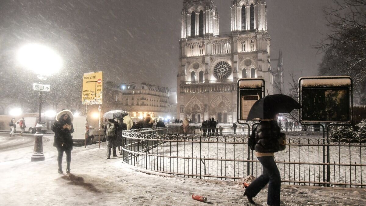    Прохожие возле собора Парижской Богоматери (Notre-Dame de Paris) во время снегопада в Париже© РИА Новости / Жюльен Маттиа