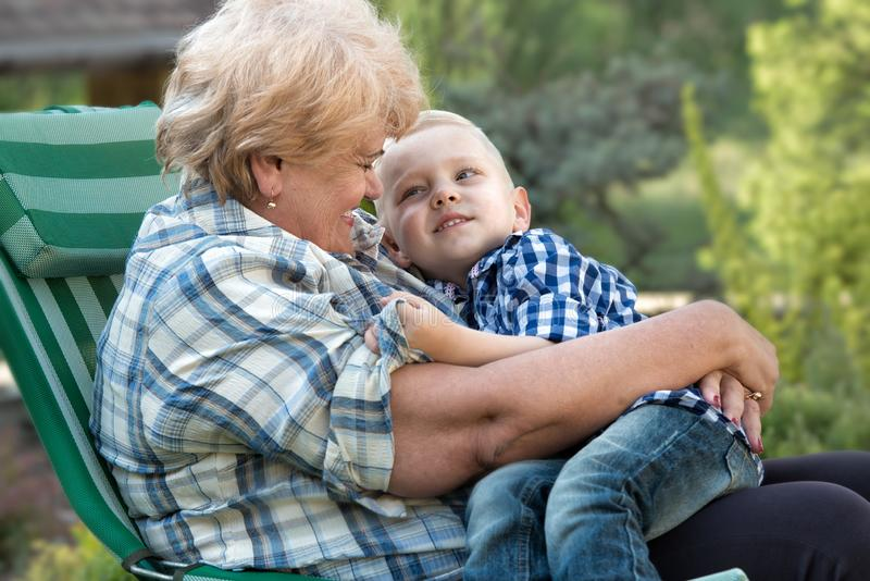 окажется внуком. бабушка с внуками. женщина с внуком. детям о дедушке. окажется внуком.