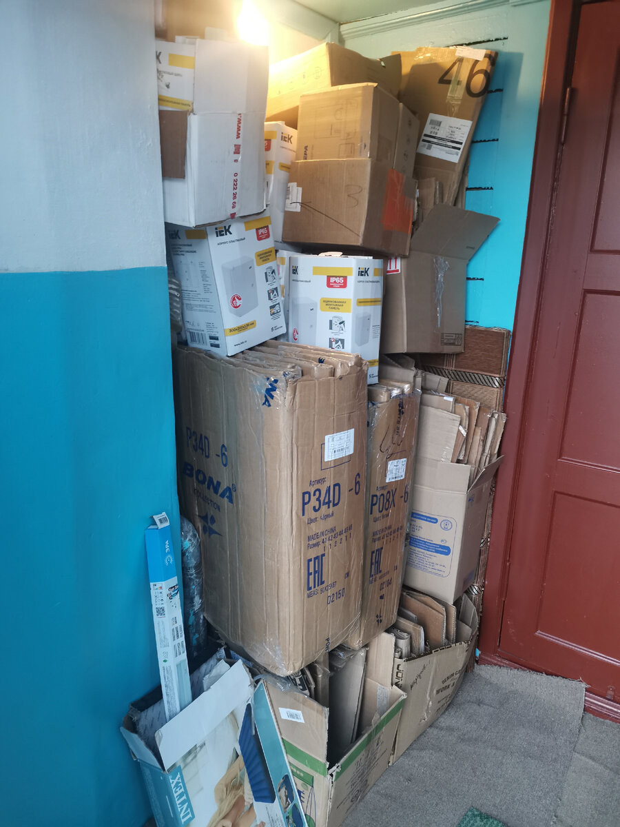 И это не всё, фото сделано до того как ещё принесли картон, то есть 54 килограмма это больше чем есть в кадре. 