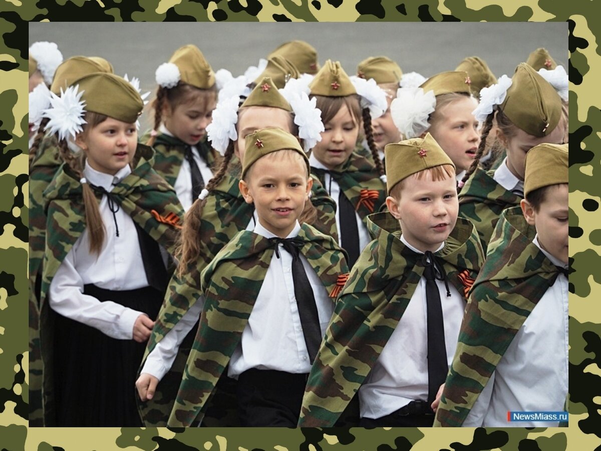 Песня май школа. Военная форма для школьников. Военная форма в школе. Детская Военная форма парад в детском саду. Дети в военной форме на 9 мая.