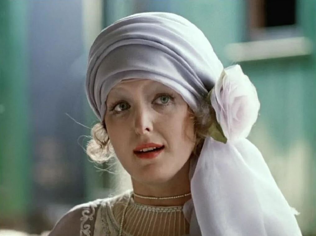 Кадр из фильма "Раба любви". Елена Соловей в роли Ольги Николаевны Вознесенской актрисы