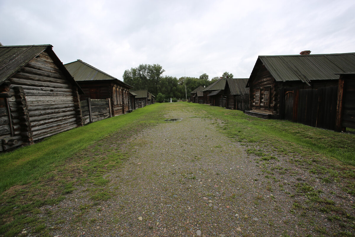 Надо сказать, что музей-заповедник очень хорошо сохранён за последние сто с лишним лет. Целая улица с массой самых различных заведений практически в нетронутом состоянии.