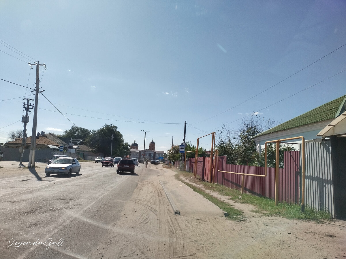 Дворец голубенький, за ним видны купола храма