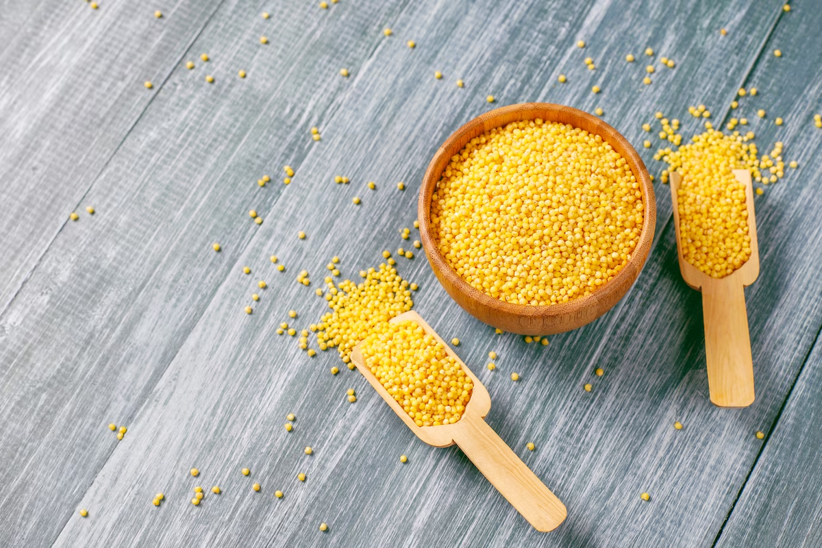 Фото: <a href="https://ru.freepik.com/free-photo/raw-organic-healthy-millet_8403344.htm#query=%D0%BF%D1%88%D0%B5%D0%BD%D0%BE&position=0&from_view=search&track=sph">Изображение от azerbaijan_stockers</a> на Freepik