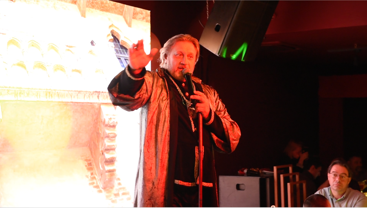 Граф сегодня в качестве ведущего представления "Люциус"