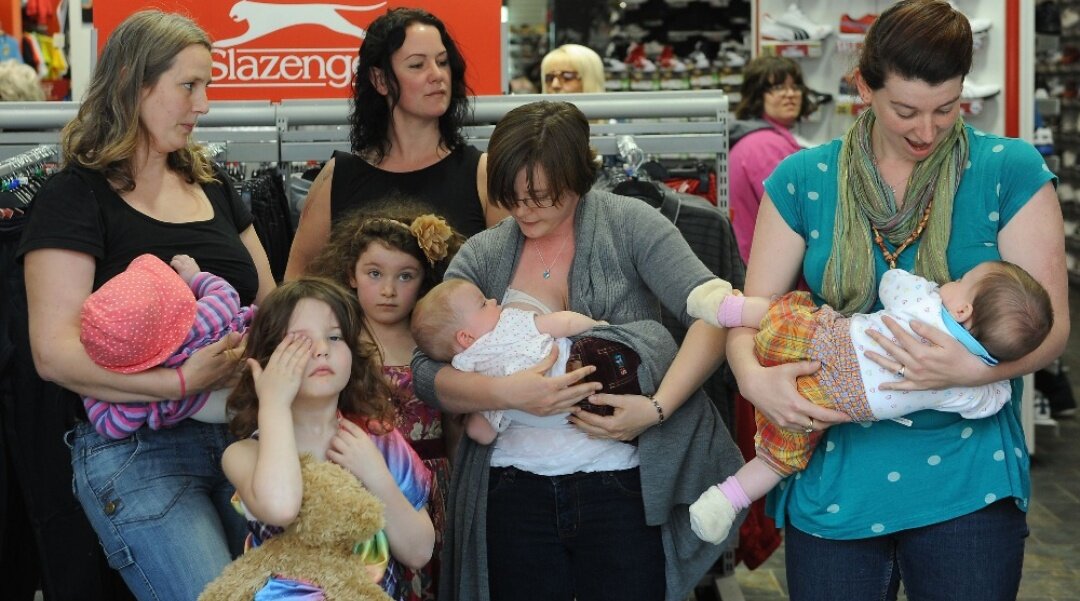 Грудное вскармливание в общественных местах. Кормление грудью в обще. Кормление на улице. Грудное вскармливание в общественных местах. Кормление грудью в обще.