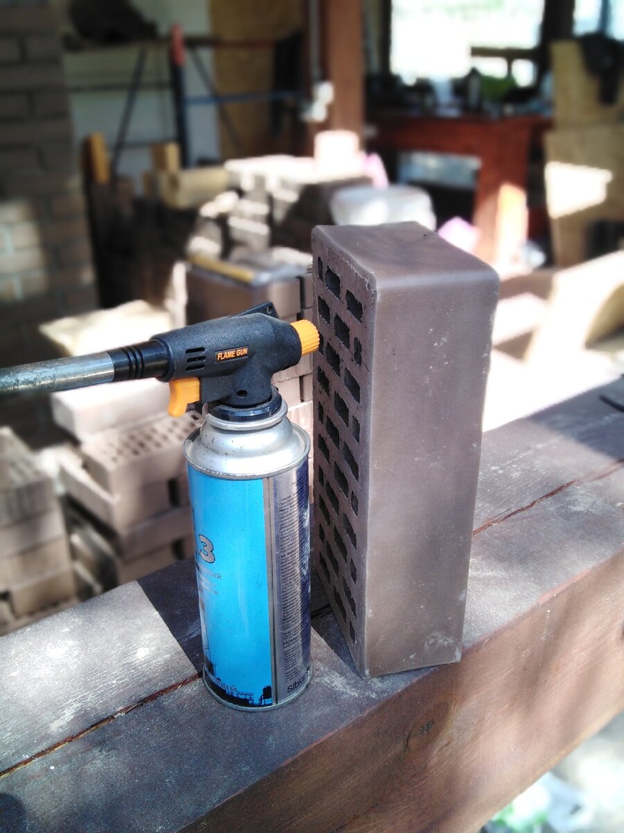 Горелка и пустотелый кирпич.