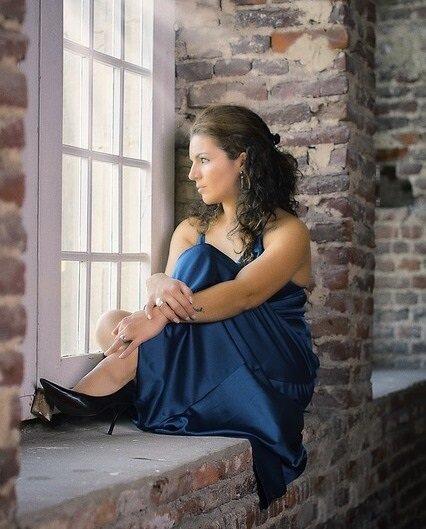 Почему говорят, что на подоконнике сидеть нельзя?