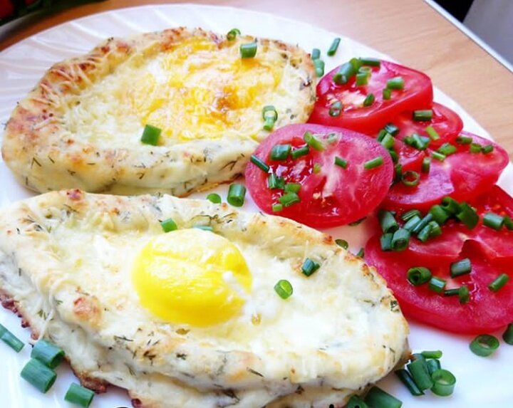 В предыдущем посте я говорила о том, что люблю готовить пп-вкусняшки, вот рецепт одной из них. Рецепт подсмотрела на просторах интернета и переделала немного под себя, а точнее под #пп.
Для трёх хачипури понадобится:
